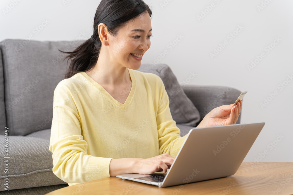 クレジットカードを持つ日本人　女性