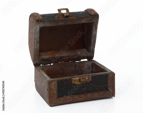Treasure chests containing buried treasure are part of the popular beliefs surrounding pirates and Old West outlaws.