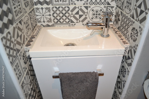 small sink white 