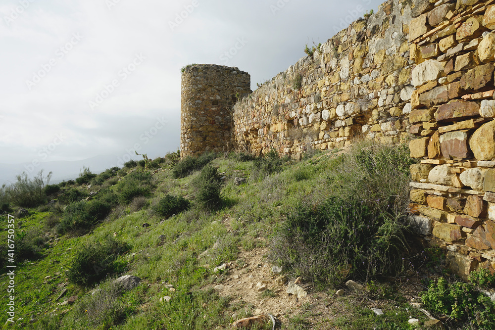 Toma de una muralla del castillo de Zalia, en la Axarquía (Málaga / Andalucía)con un torreón en la punta.