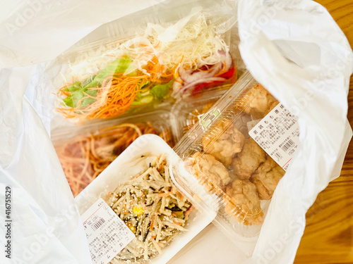 Foto お惣菜パックの入ったビニール袋