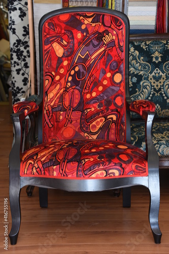 fauteuil Voltaire tapissier rouge photo