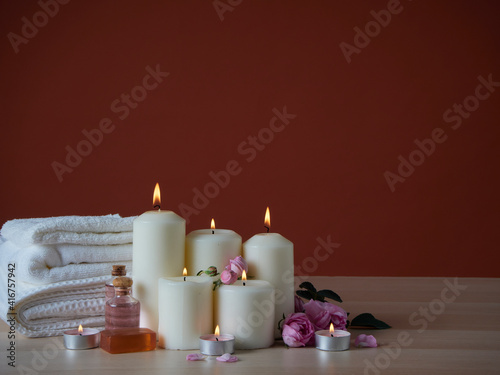 Spa composition with burning aromatic candles