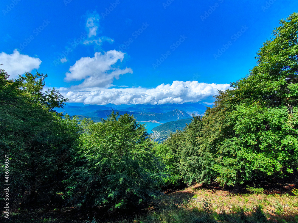 Schweizer Natur im Kanton Tessin Schweiz, Aussicht vom Berg ins Tal mit Bergpanorama im Hintergrund Schweizer Natur im Kanton Tessin Schweiz, Aussicht vom Berg ins Tal mit Bergpanorama im Hintergrund