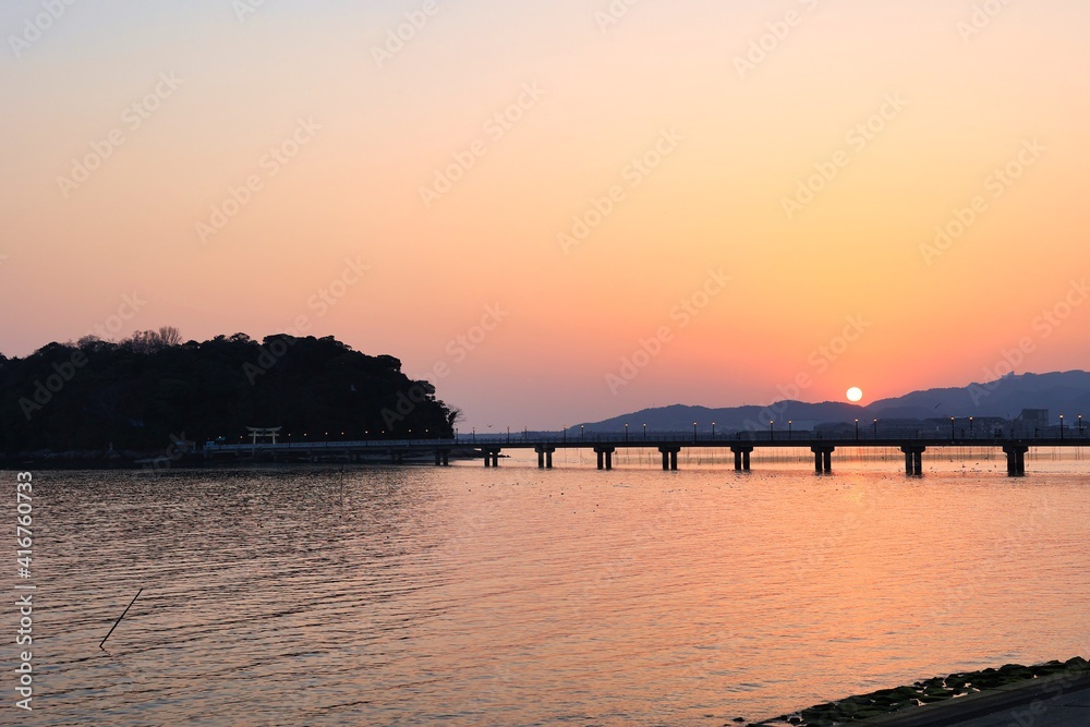 愛知県蒲郡市竹島に掛かる橋に沈む夕日