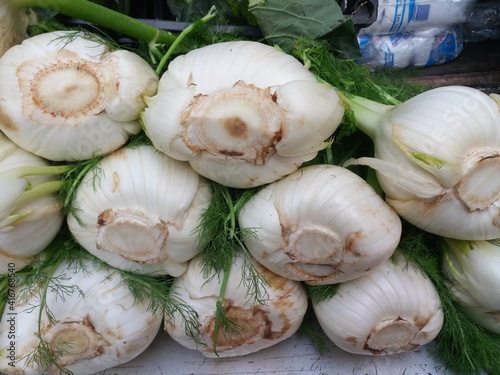 Obraz na płótnie Il finocchio è una pianta erbacea mediterranea della famiglia delle Apiaceae. Mercato ortofrutta Palermo, Sicilia w salonie