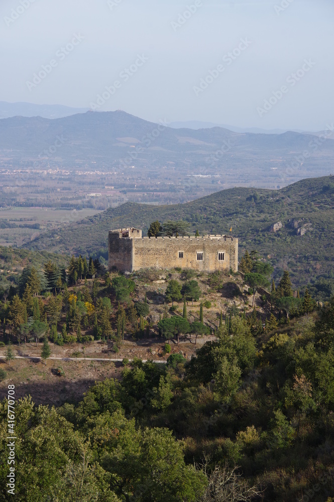 ancien village médiéval et château de Castelnou dans les Pyrénées catalanes de Sud de France