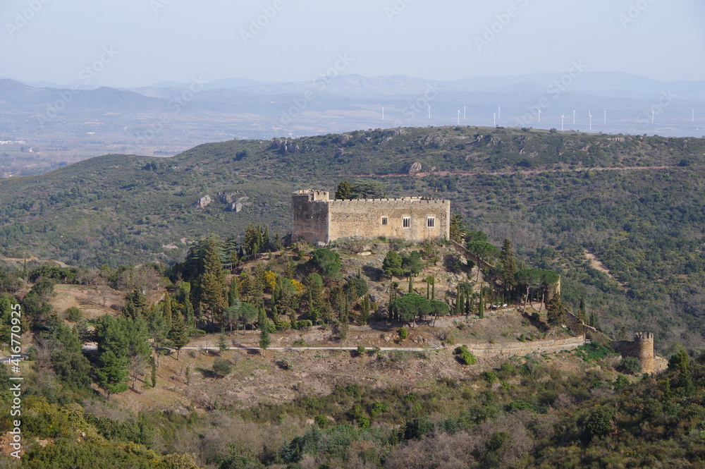ancien village médiéval et château de Castelnou dans les Pyrénées catalanes de Sud de France