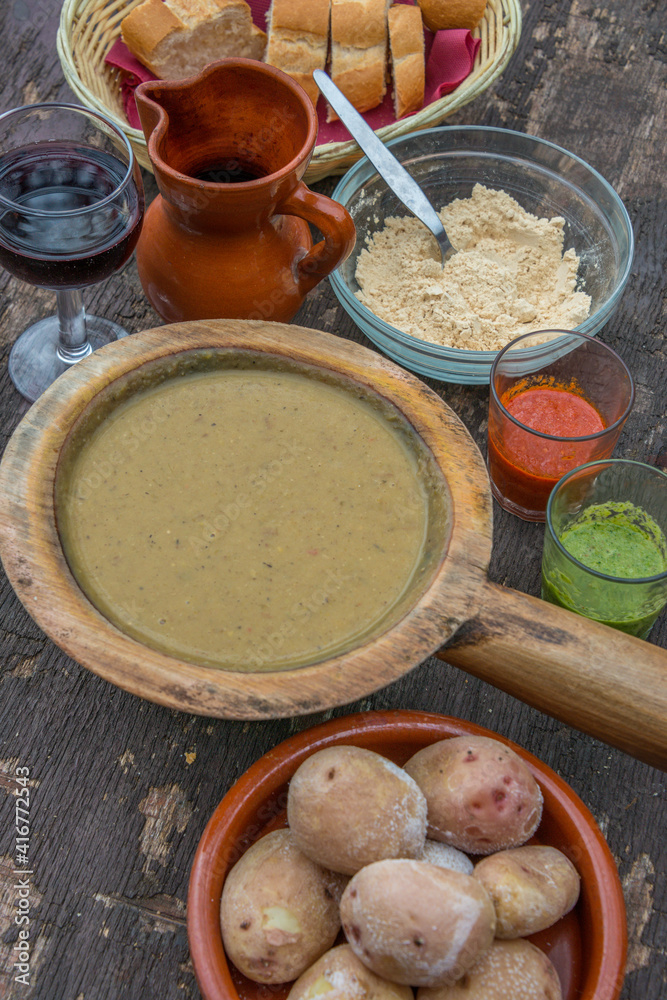 Potaje de berros, papas, gofio y salsas en un restaurante de la isla de la Gomera, Canarias Potaje de berros, papas, gofio y salsas en un restaurante de la isla de la Gomera, Canarias