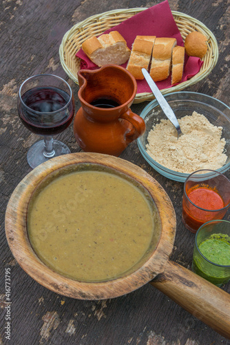 Potaje de berros, gofio y salsas típica de la gastronomía de la isla de la Gomera, Canarias