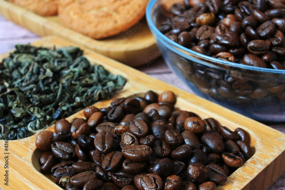 Fototapeta premium Brown coffee beans lie on a plate