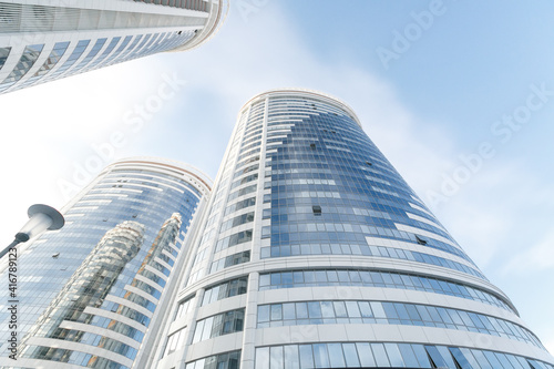 Valokuva facade of a multistory building from bottom to top