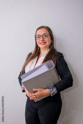 retrato de mujer oficinista sosteniendo su carpeta de trabajo 