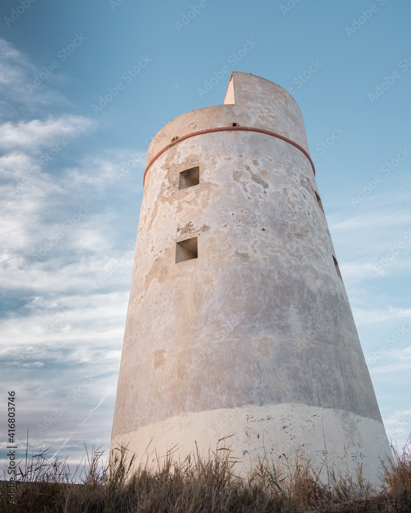 Torre vigía en la playa del Palmar en Cádiz.