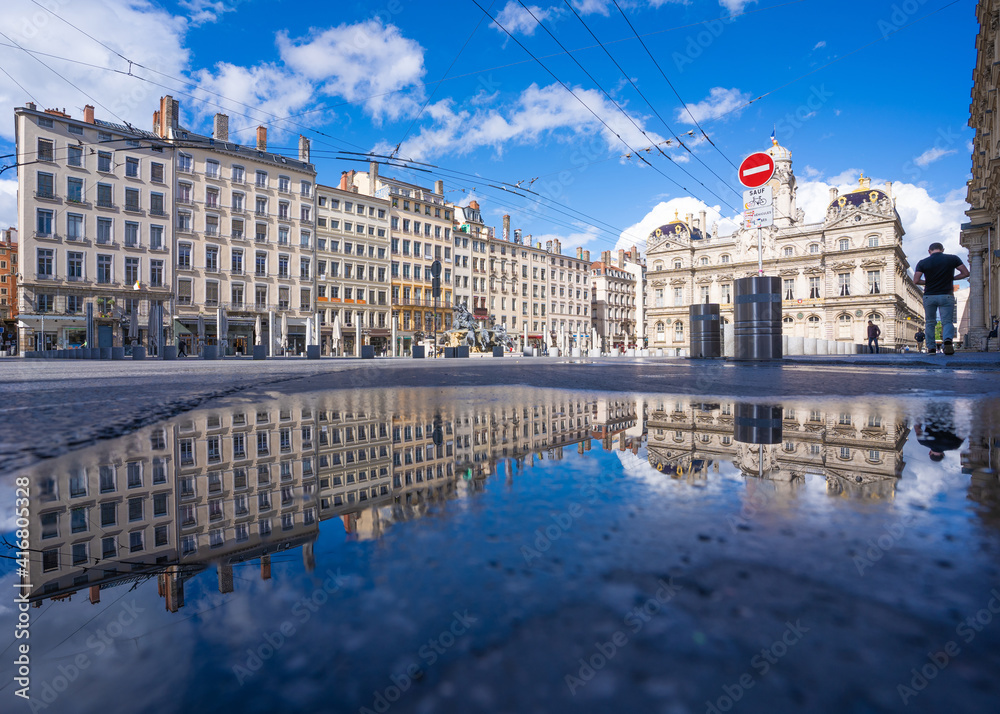 Un joli reflet sur la place des Terreaux, Lyon, France