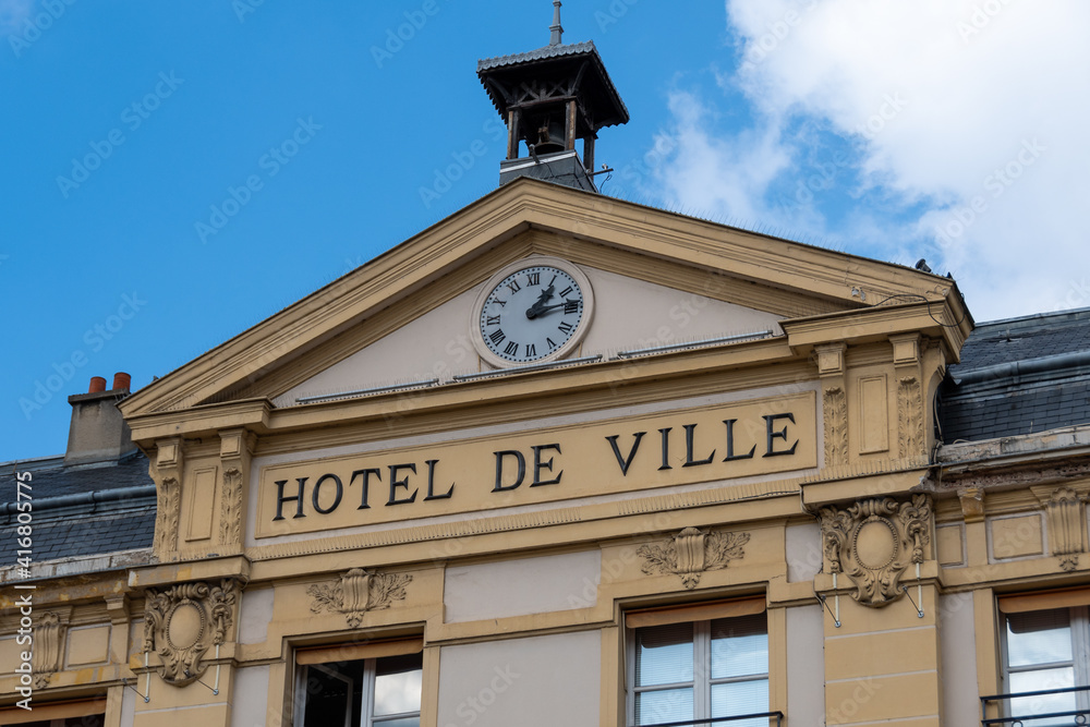Vue extérieure de la façade de l'hôtel de ville de Sèvres, Hauts-de-Seine, France