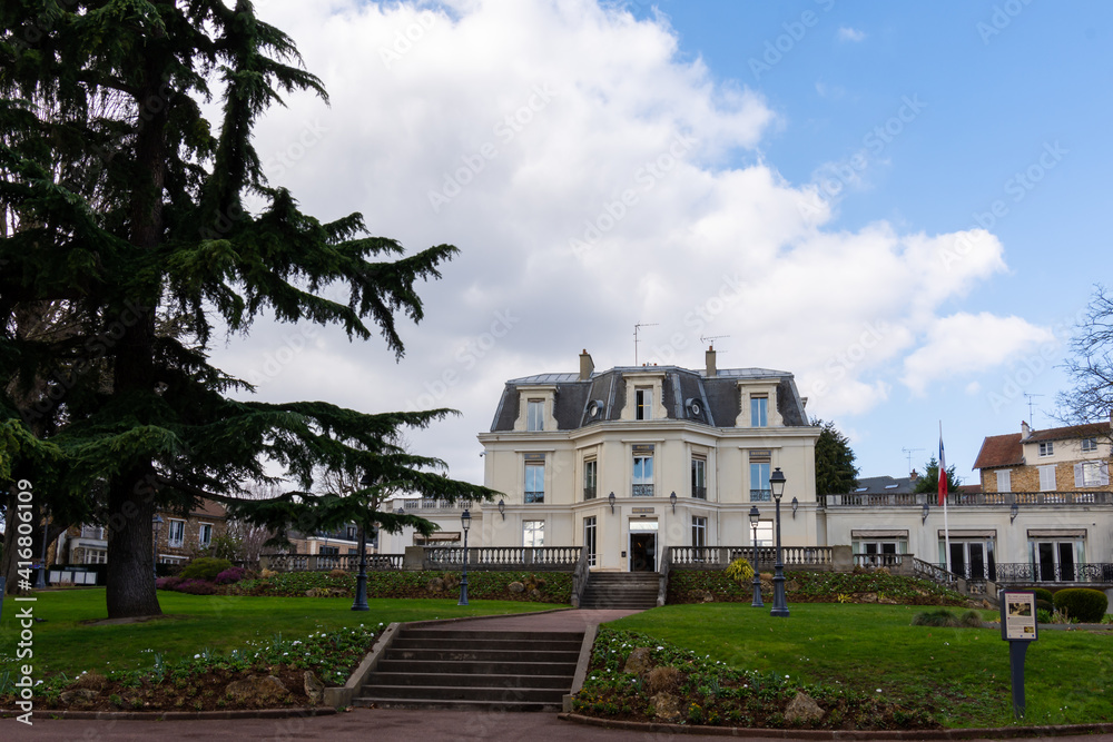 Vue extérieure de l'hôtel de ville de Chaville, France Vue extérieure de l'hôtel de ville de Chaville, France