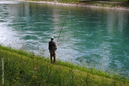 Pêcheur dans l'Aar à Bern par une journée nuageuse