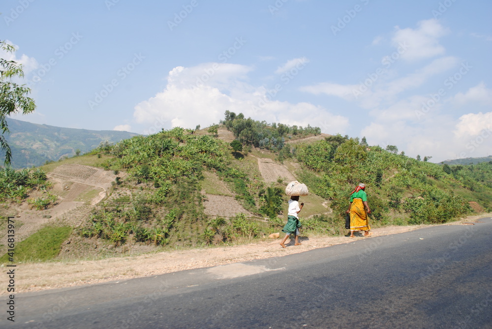 Transport de marchandise sur la tête dans la campagne au Burundi, Afrique
