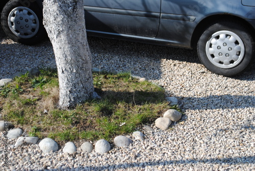 Parking, zone urbain, gravier, place de parc, arbre, caillou, voiture, roues, aménagement, zone perméable, sol, nappe phréatique 