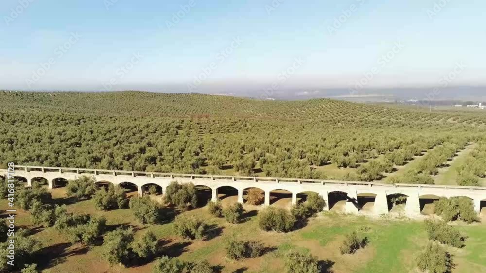 restos de acueducto en olivar, en desuso por modernización sistema de riesgo