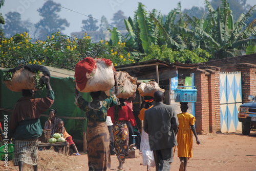 Transport de marchandise sur la tête en Afrique au Burundi