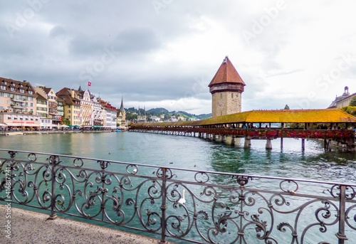 Kapellbrücke, un puente de madera rícamente decorado, y su torre de la capilla, con la orilla norte del río Reuss en Lucerna (Suiza) photo