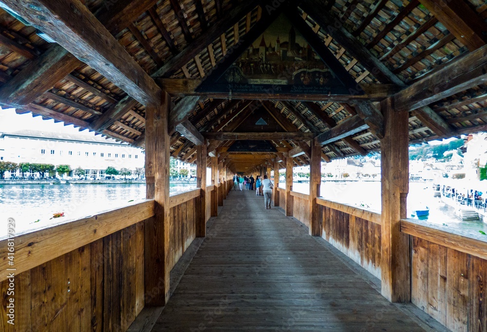 Interior del Kapellbrücke, un puente de madera rícamente decorado en Lucerna (Suiza) que une las dos márgenes del río Reuss Interior del Kapellbrücke, un puente de madera rícamente decorado en Lucerna (Suiza) que une las dos márgenes del río Reuss