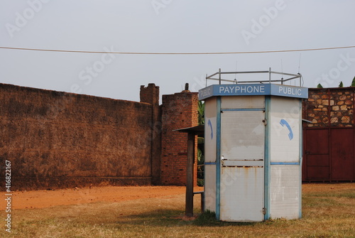 Cabine téléphonique dans la campagne au Burundi en Afrique, Payphone, téléphone publique, terre rouge, communications