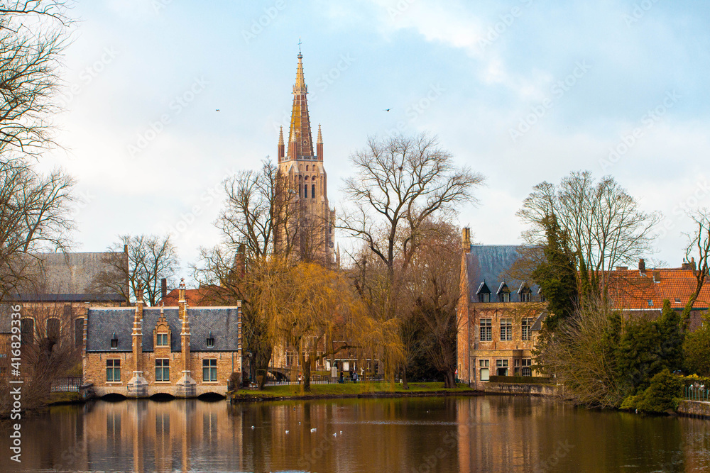 lago en un parque público de brujas con una catedral (Bélgica)