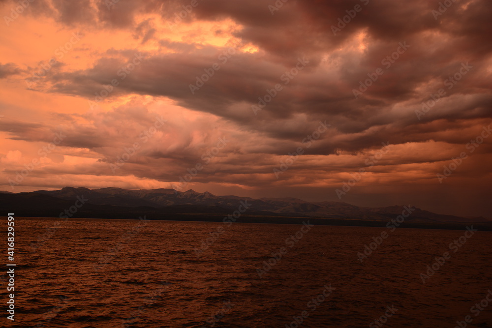 Atardecer nublado sobre el Lago Nahuel Huapi en Bariloche, Argentina