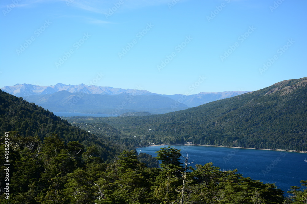 Vista del Lago Gutierrez y del Lago Nahuel Huapi al fondo desde el Mirador Gutierrez en Bariloche, Argentina