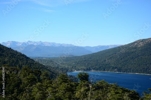 Fototapeta Naklejka Na Ścianę i Meble -  Vista del Lago Gutierrez y del Lago Nahuel Huapi al fondo desde el Mirador Gutierrez en Bariloche, Argentina