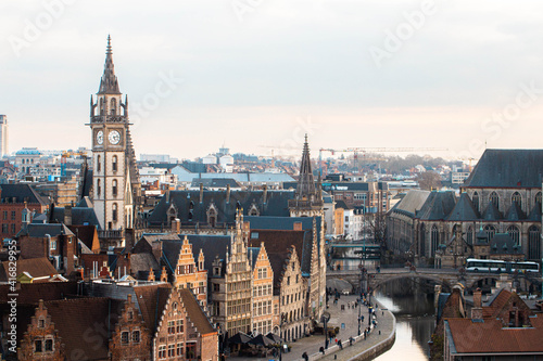 Horizonte de la ciudad de Gante, su canal y su catedral
