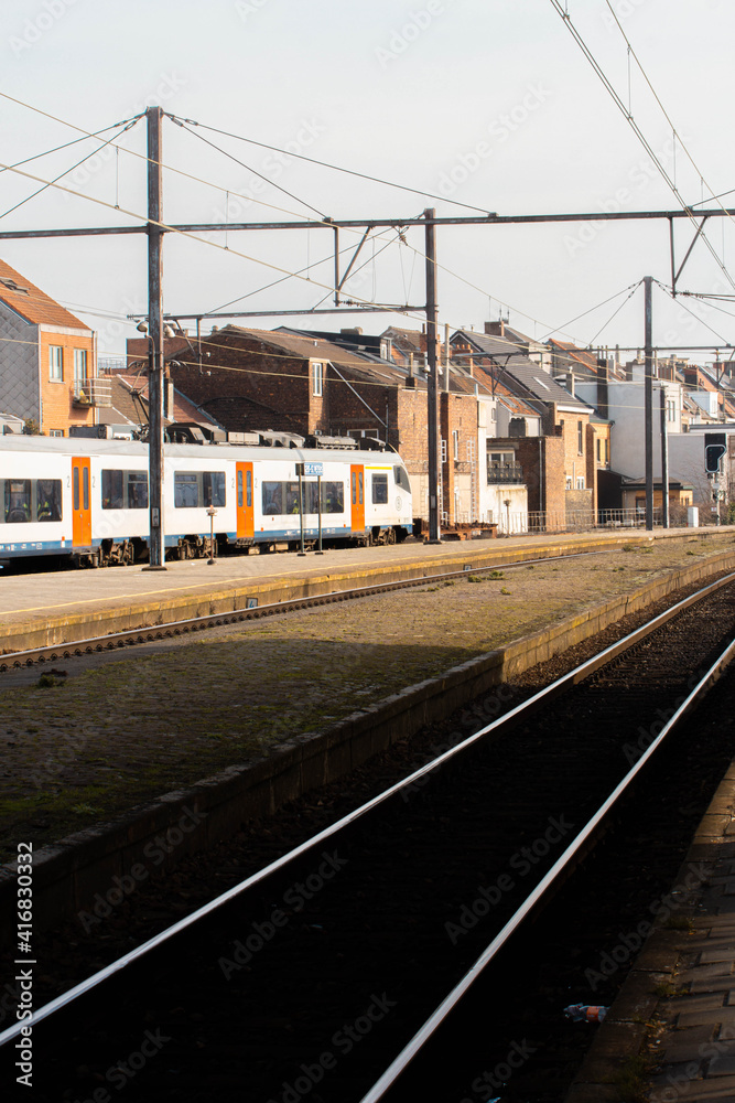 Tren dejando la estación de Amberes en Bélgica