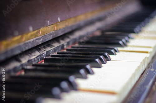 Foto The keyboard of a very old abandoned piano is covered with dust, some keys have dropped, some are absent
