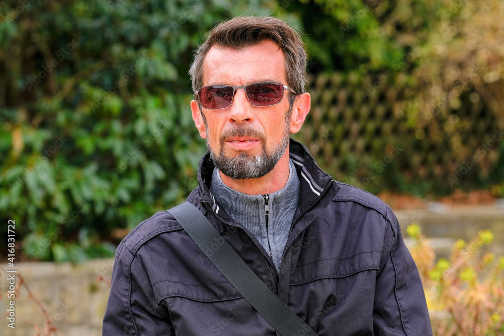 Portrait d'un homme dans parc Portrait d'un homme dans parc