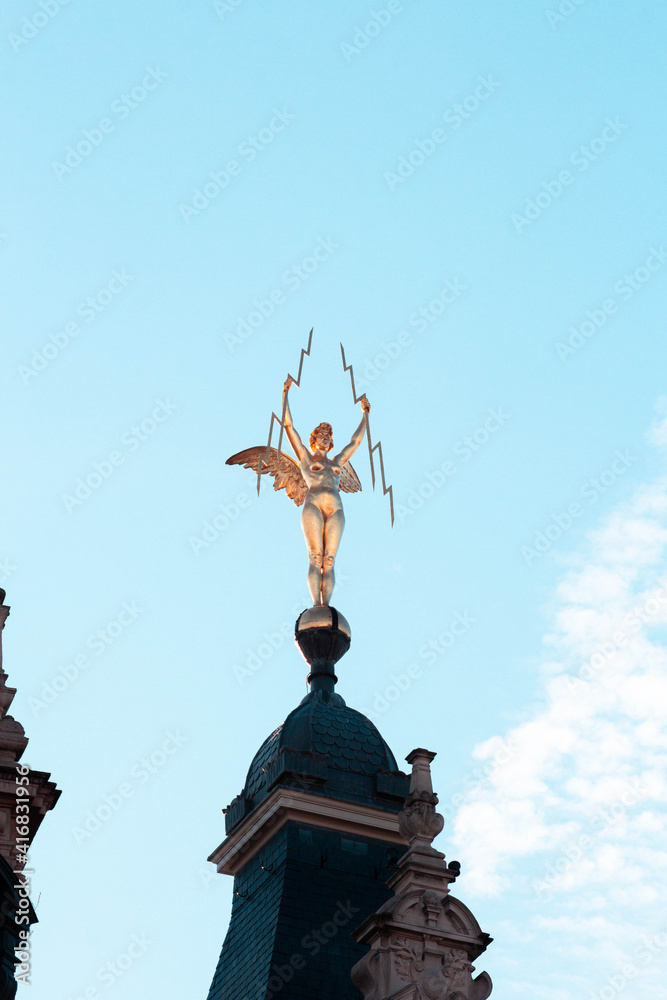 Escultura de un ángel dorado sosteniendo rayos en sus manos (Bélgica) Escultura de un ángel dorado sosteniendo rayos en sus manos (Bélgica)