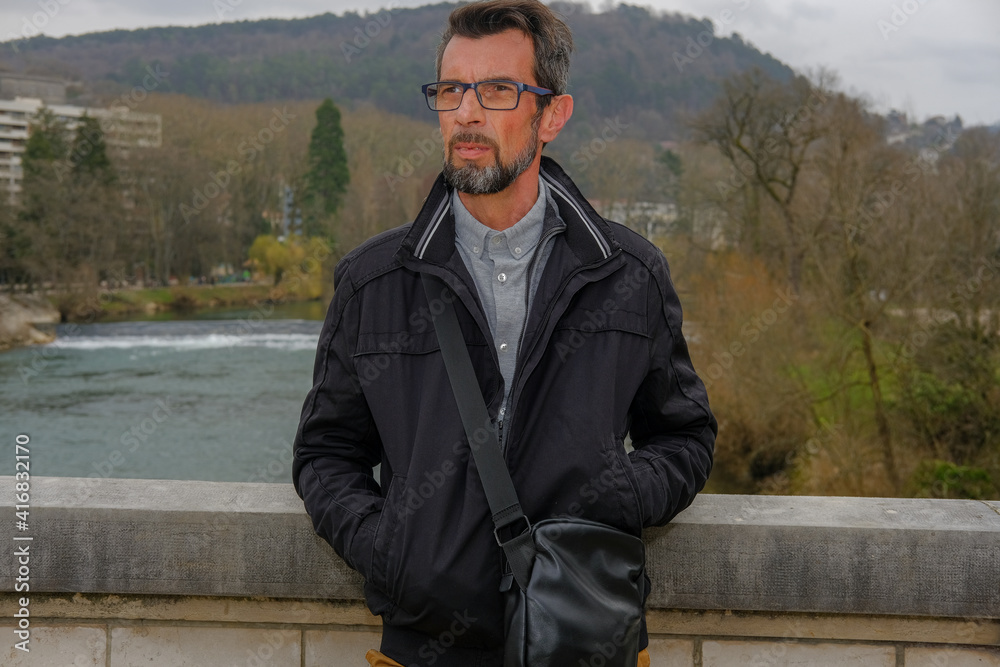 Portrait d'un homme dans parc Portrait d'un homme dans parc