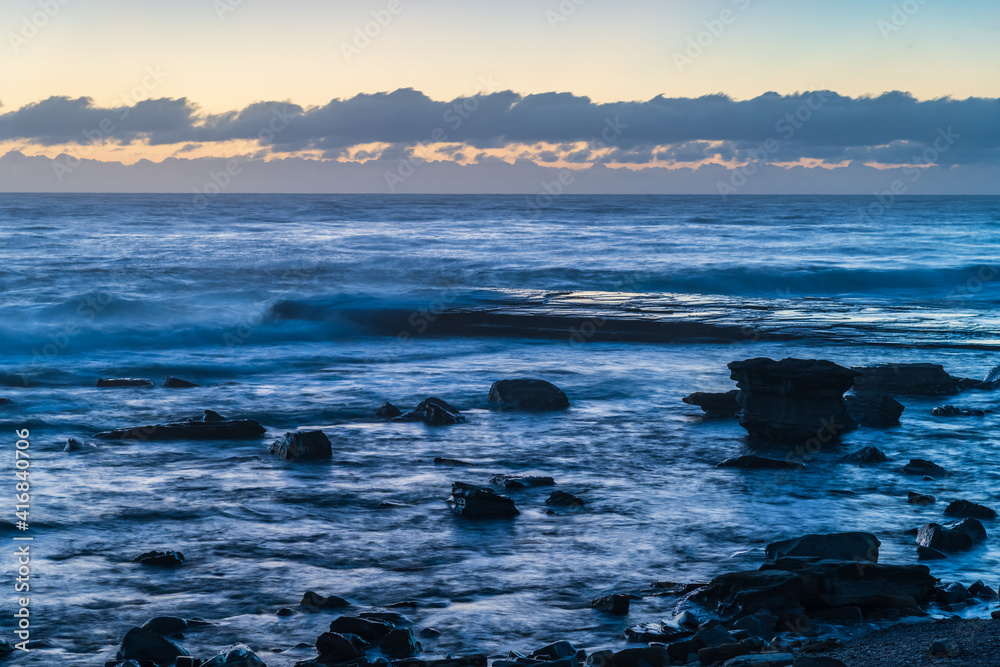 Naklejka premium Sunrise seascape in the rocky alcove