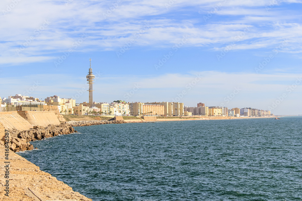 Malerischer Panoramablick auf Cadiz mit Uferpromenade und Fernsehturm Torre Tavira II, Andalusien, Spanien