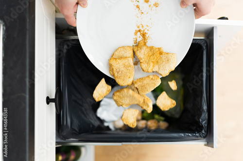 Εκτύπωση καμβά Throwing Away Leftover Food In Trash