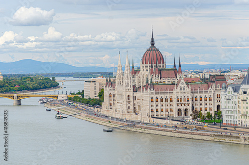 Canvas Print Parliament building in the city of Budapest on the Danube River