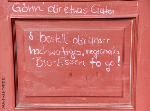 Kreideschrift an einer Tür: 