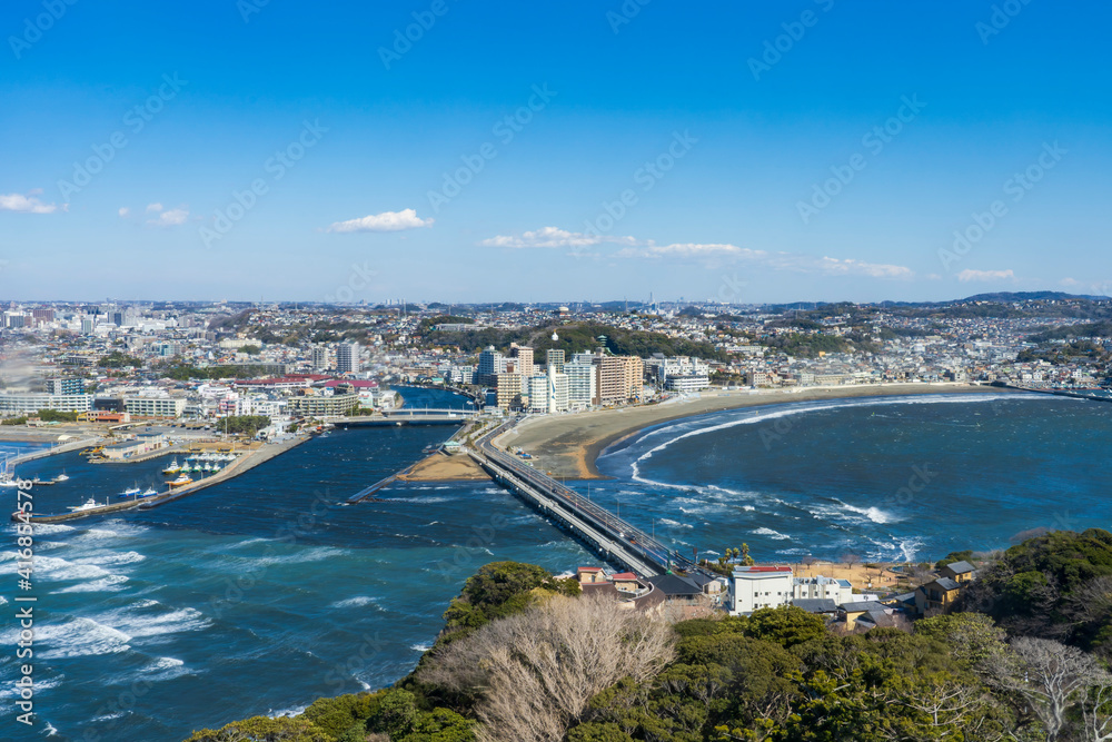 Fototapeta premium 【神奈川県】江の島から片瀬江ノ島・片瀬海岸・腰越海岸を望む