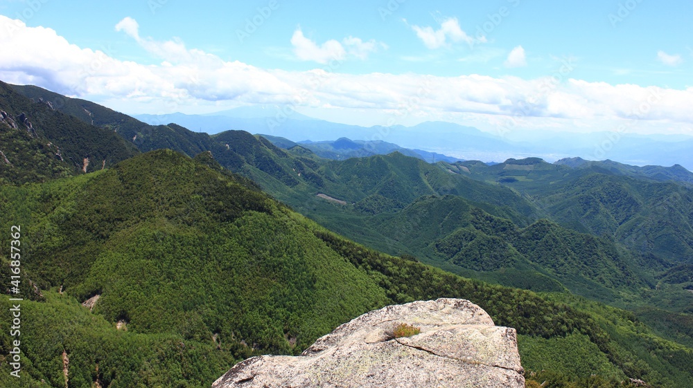 瑞牆山（みずがきやま）　山頂からの眺望、緑の山々。足元には巨岩。奥秩父・山梨県北斗市にある山、百名山の一つ。花崗岩で形成され、頂上付近は岩がむき出しとなっている、