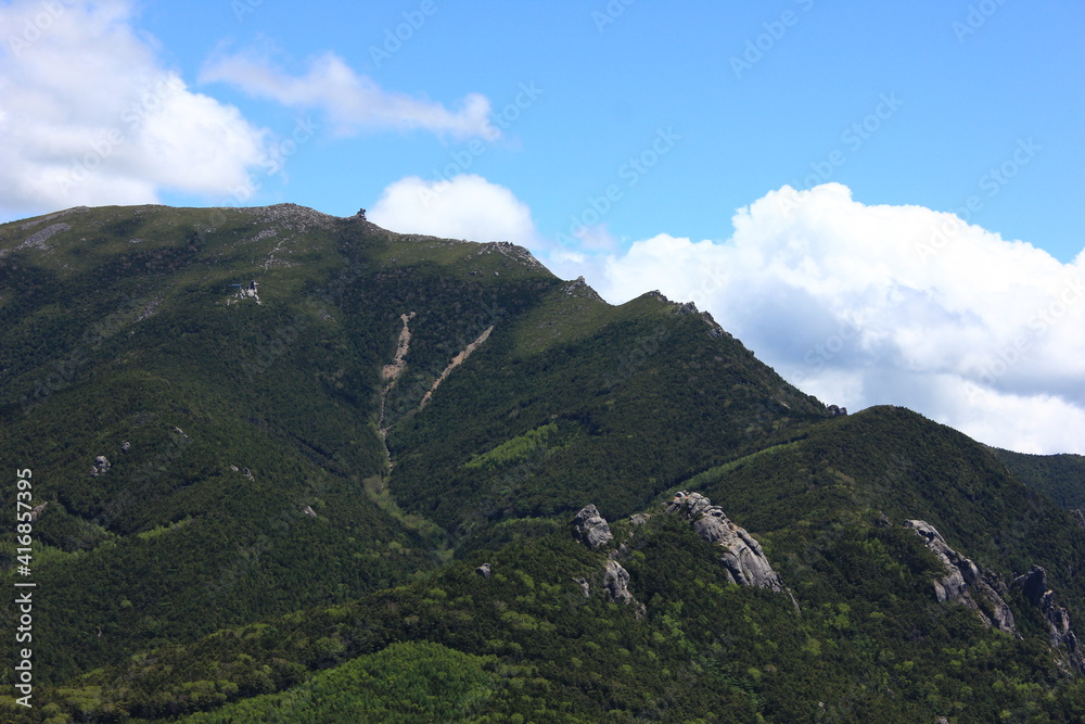 瑞牆山（みずがきやま）　山頂からの眺望、緑の山々。奥秩父・山梨県北斗市にある山、百名山の一つ。花崗岩で形成され、頂上付近は岩がむき出しとなっている、