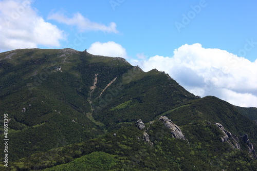 瑞牆山（みずがきやま） 山頂からの眺望、緑の山々。奥秩父・山梨県北斗市にある山、百名山の一つ。花崗岩で形成され、頂上付近は岩がむき出しとなっている、