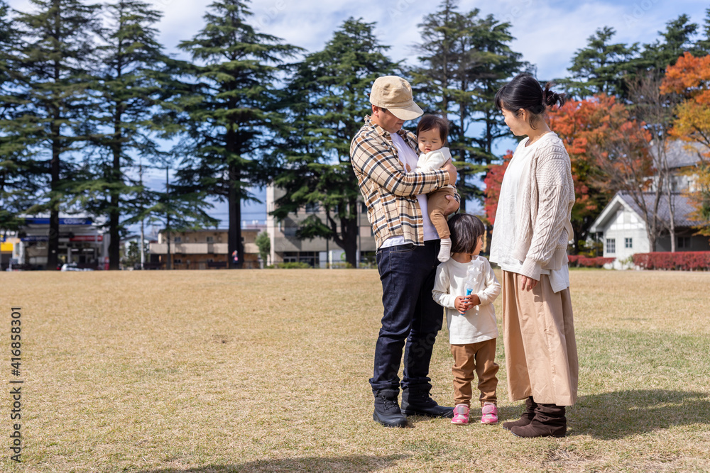 Fototapeta premium 秋の公園を散歩する家族・ファミリー
