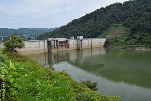 月山ダム（がっさんダム）／ 山形県鶴岡市の一級河川、赤川水系の梵字川に建設されたダムです。高さ123メートルの重力式コンクリートダムで、洪水調節、不特定利水、上水道、発電を目的とする、国土交通省直轄の多目的ダムです。ダム湖（人造湖）は、あさひ月山湖（あさひがっさんこ）と言います。